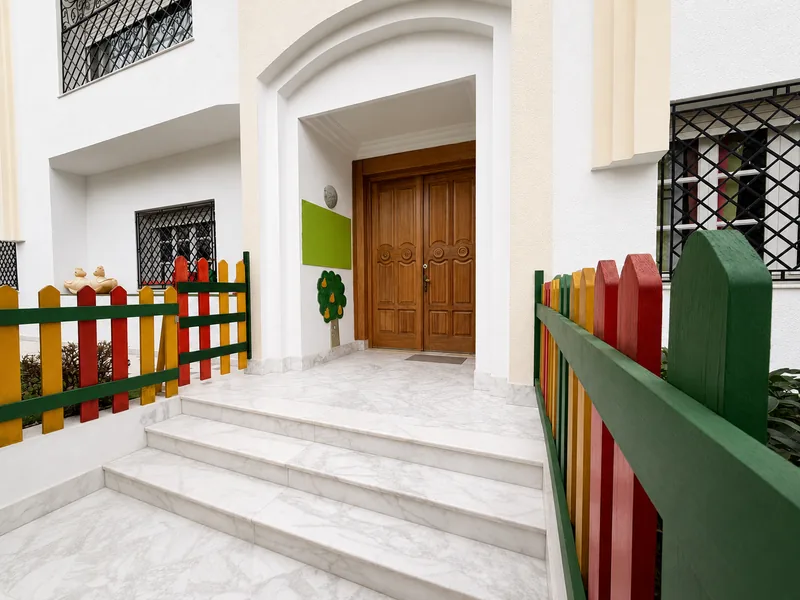 L'entrée de l'école et sa palissade colorée