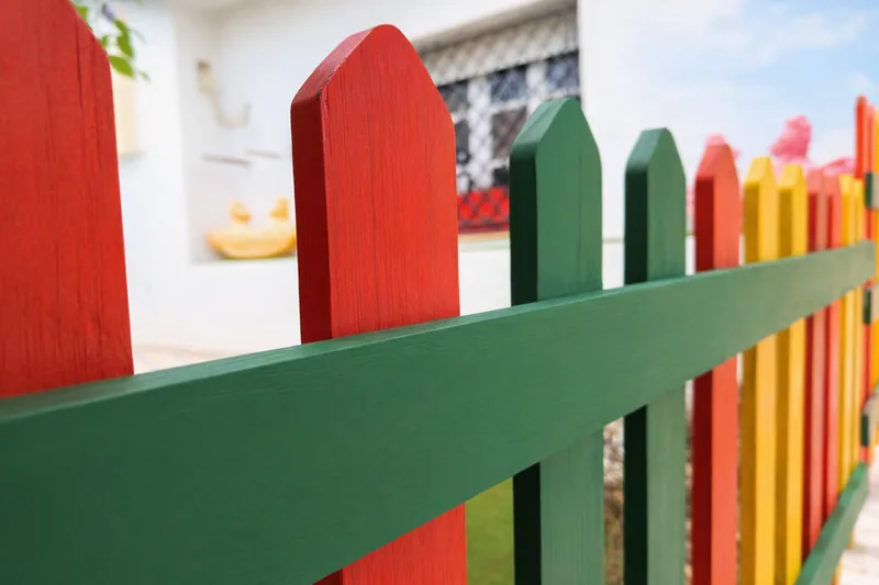 Le jardin verdoyant à l'entrée